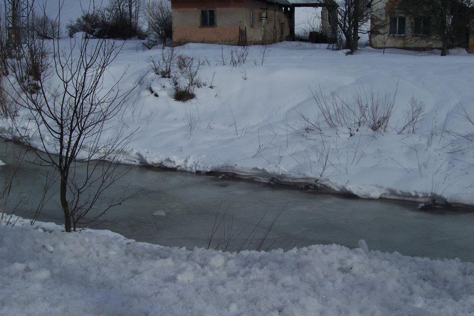 zamrznuty potok